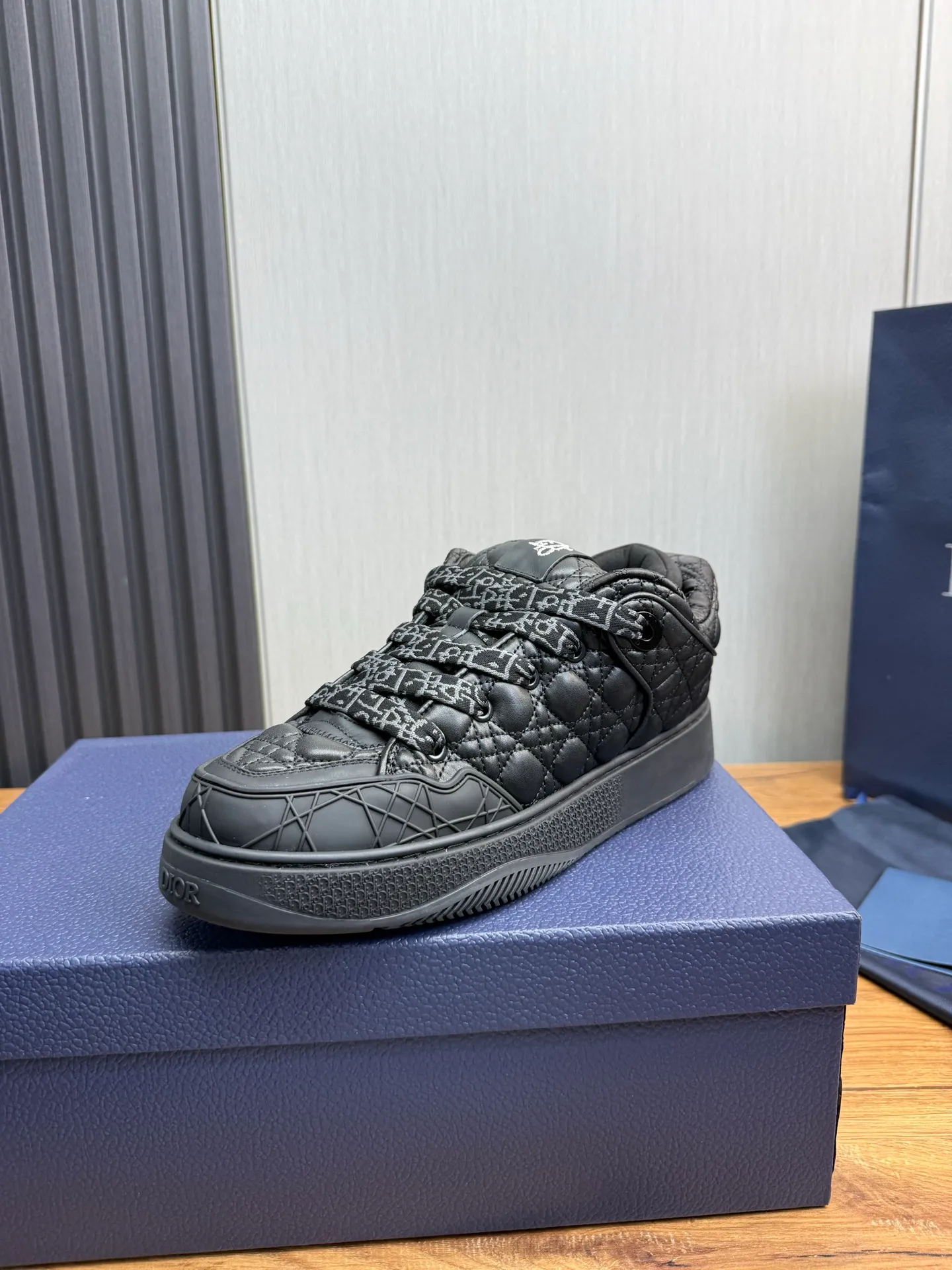 Men's shoes 💰800💰 Dior sneakers enrich the classic series with fashionable retro style. Carefully crafted, they can be paired with casual looks all year round. Dad Shoes style shoes that follow the trend of the retro market ▪️ Fabric: Original custom embroidered cowhide ▪️ Lining: Imported breathable mesh ▪️ Sole: Original molded non-slip outsole ▪️ Size: 38-45 (45 is custom-made and cannot be returned)